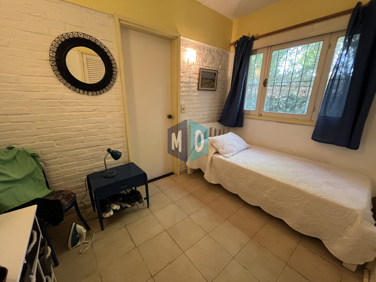 Casa ID.887 - Casa en Playa Mansa, 5 dormitorios y 4 baños.