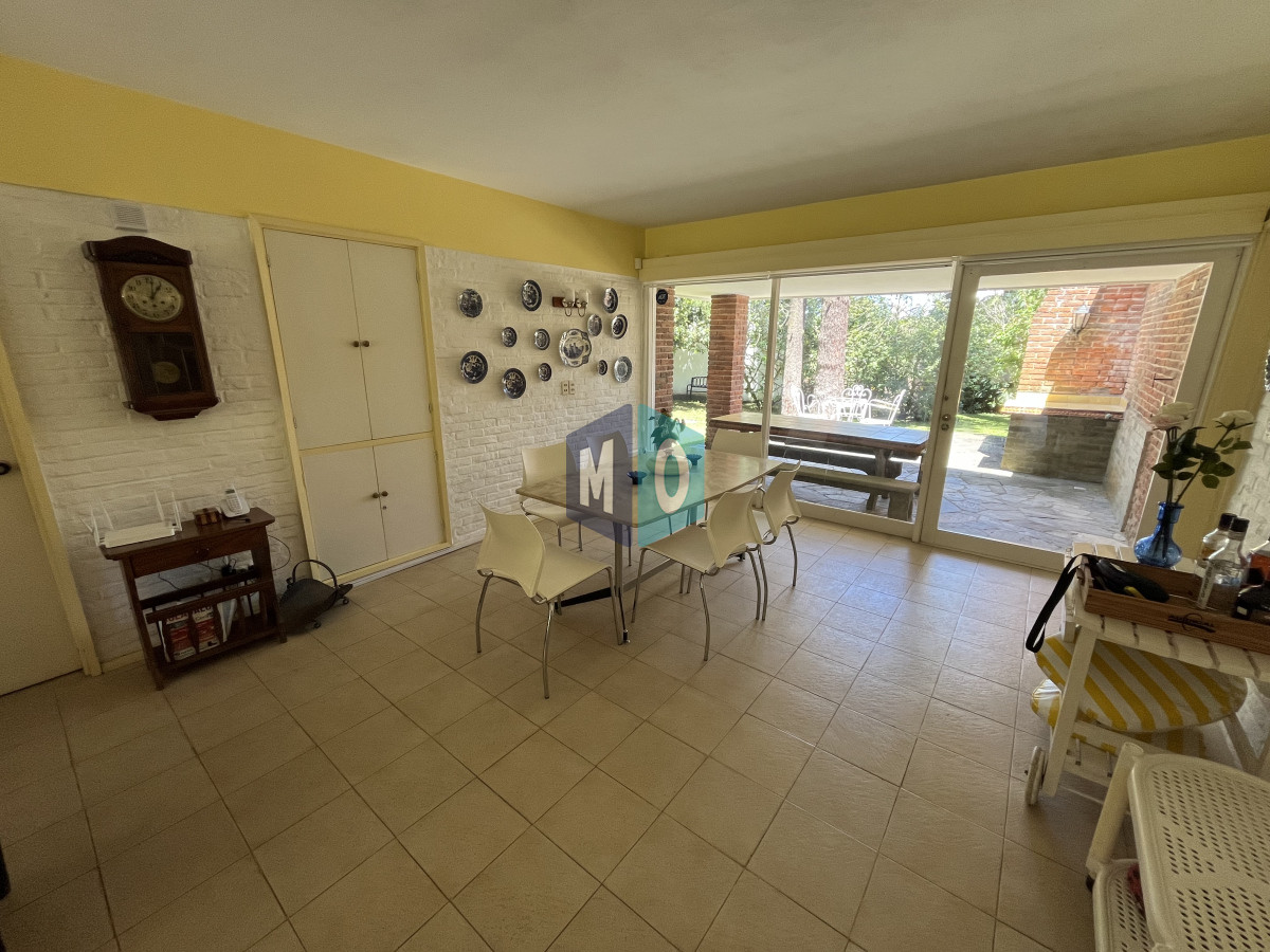 Casa ID.887 - Casa en Playa Mansa, 5 dormitorios y 4 baños.