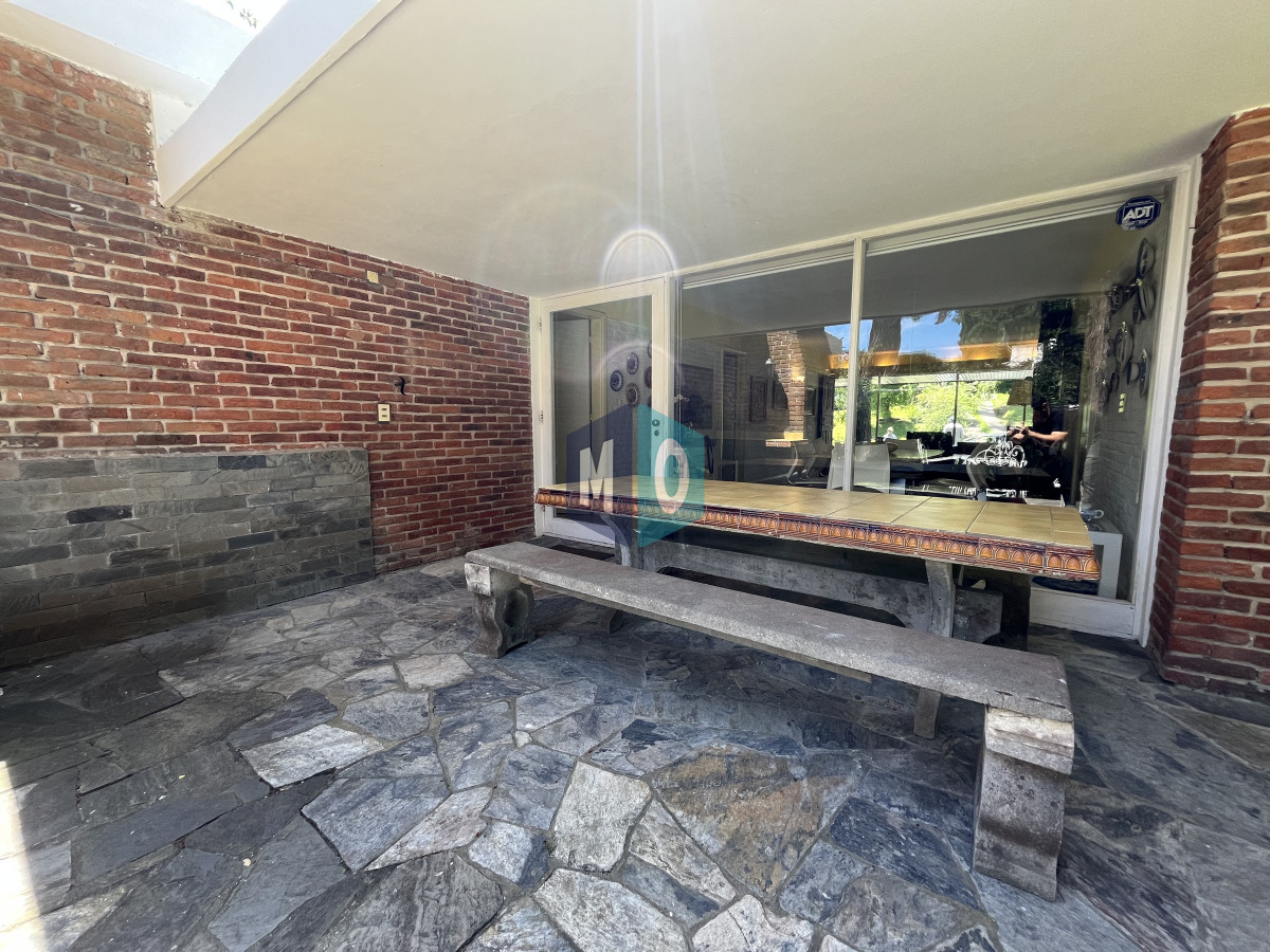 Casa ID.887 - Casa en Playa Mansa, 5 dormitorios y 4 baños.