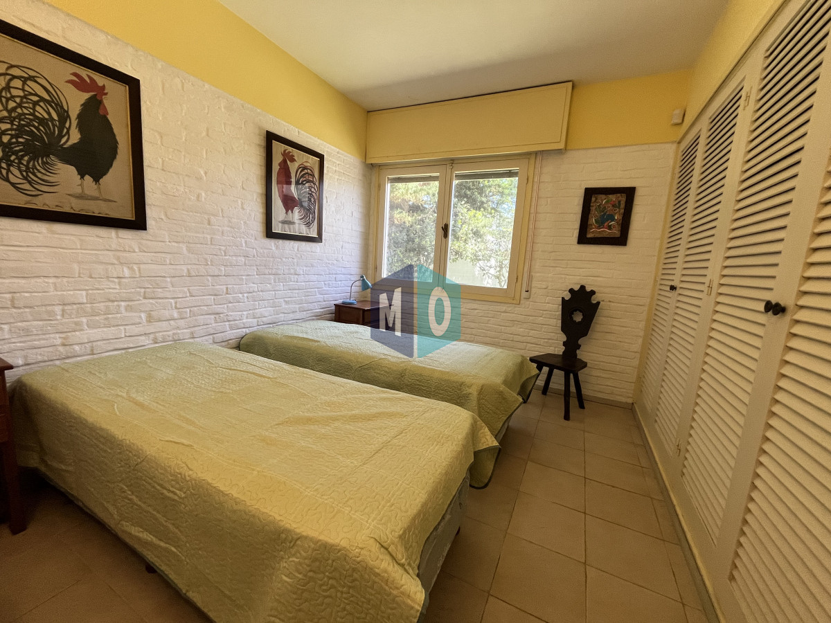 Casa ID.887 - Casa en Playa Mansa, 5 dormitorios y 4 baños.