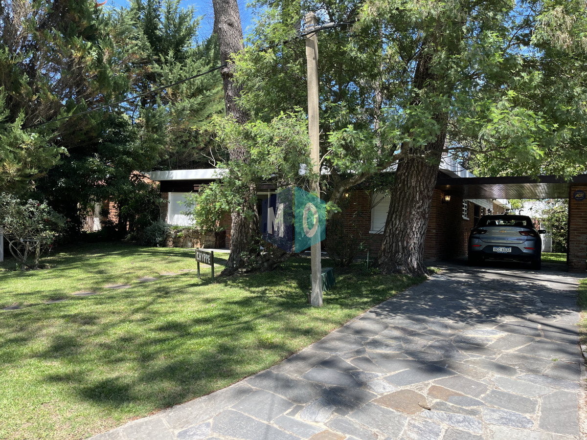Casa ID.887 - Casa en Playa Mansa, 5 dormitorios y 4 baños.