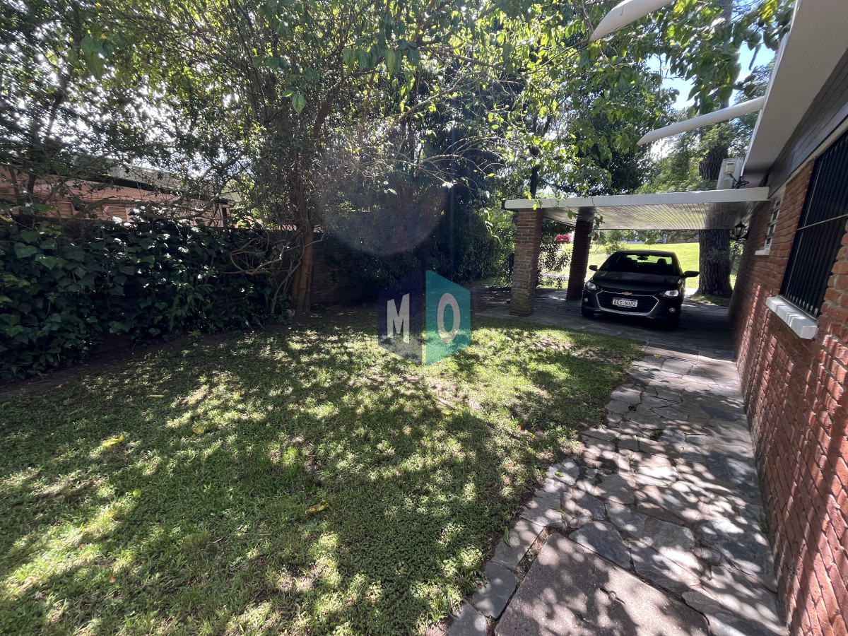 Casa ID.887 - Casa en Playa Mansa, 5 dormitorios y 4 baños.