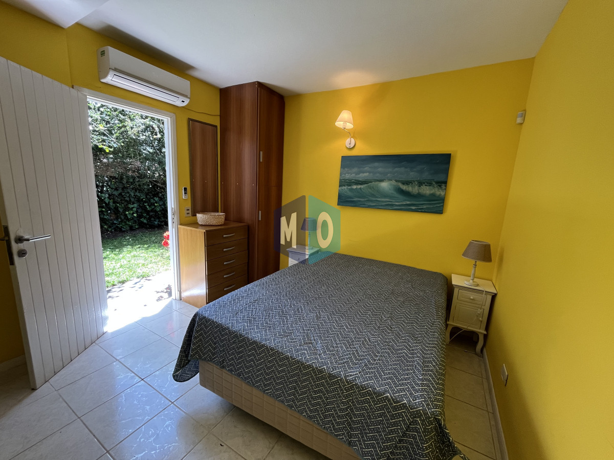 Casa ID.887 - Casa en Playa Mansa, 5 dormitorios y 4 baños.