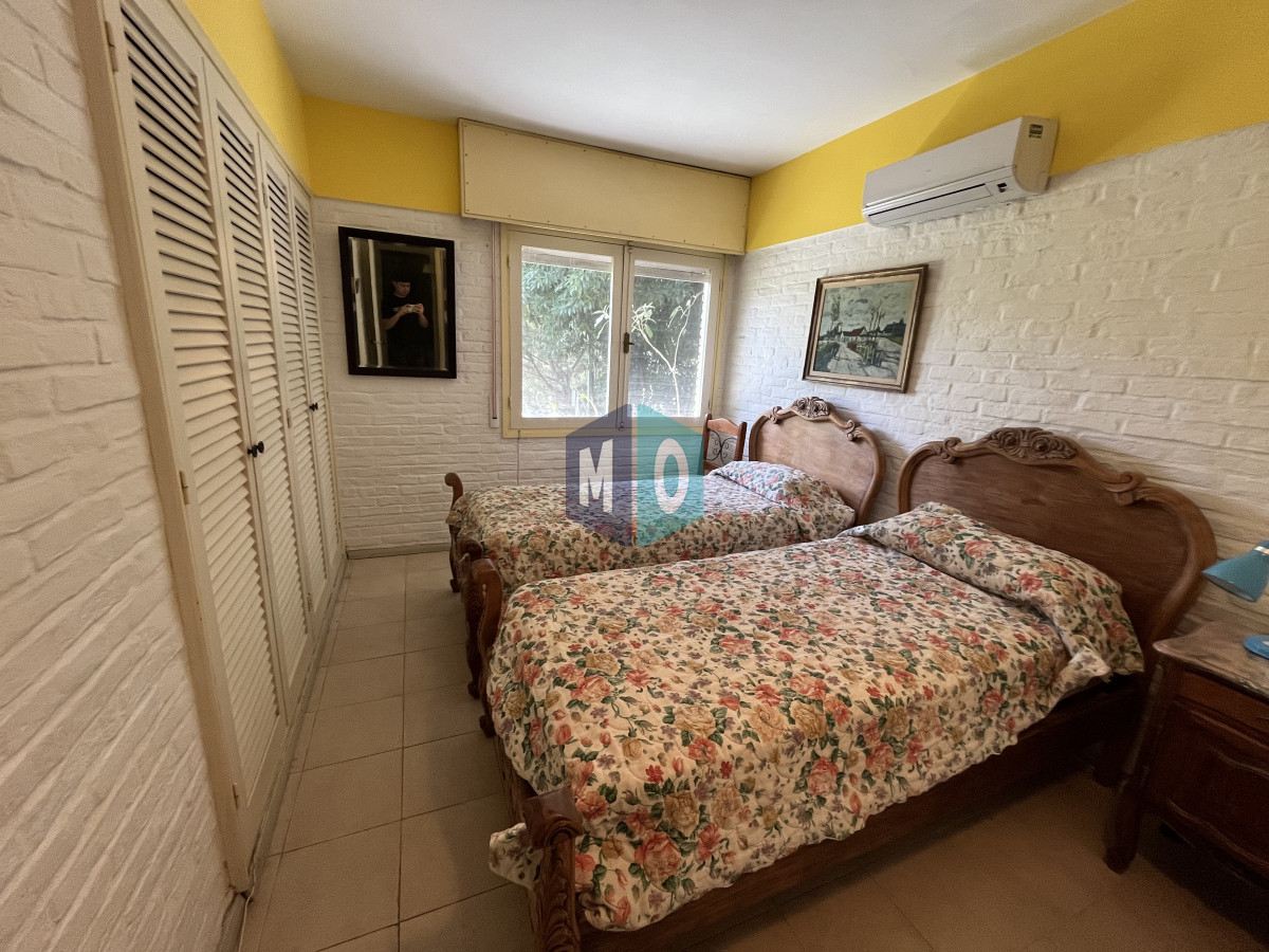 Casa ID.887 - Casa en Playa Mansa, 5 dormitorios y 4 baños.