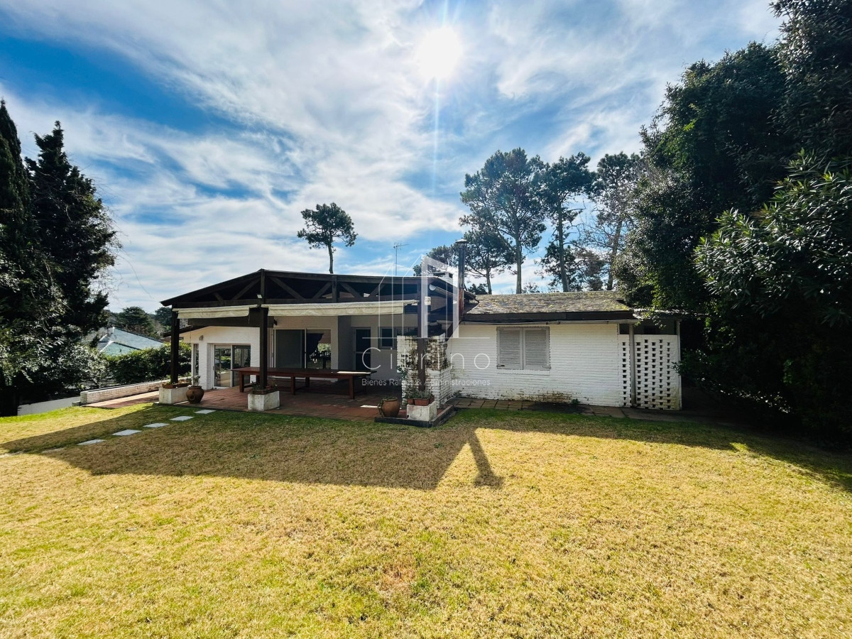 Casa ID.1152 - Casa En Venta, Zona Colegios. Jardines de Cordoba. Punta Del Este.