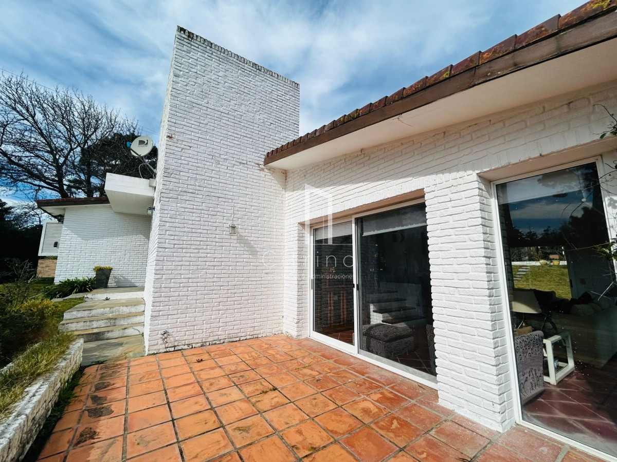 Casa ID.1152 - Casa En Venta, Zona Colegios. Jardines de Cordoba. Punta Del Este.