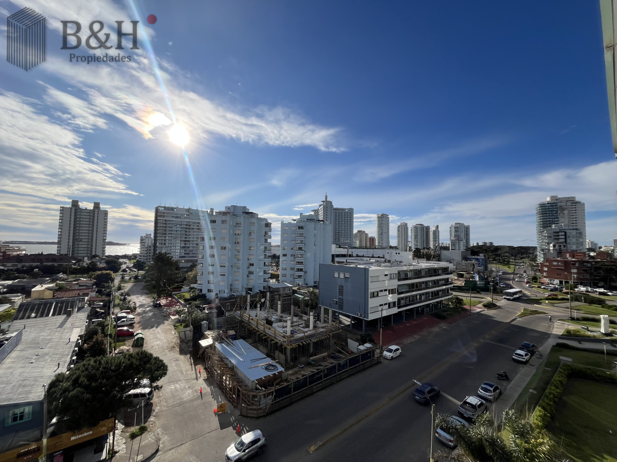 Apartamento ID.5878 - Alquiler Apartamento Torre Francia Con Parrillero, Vista Al Mar