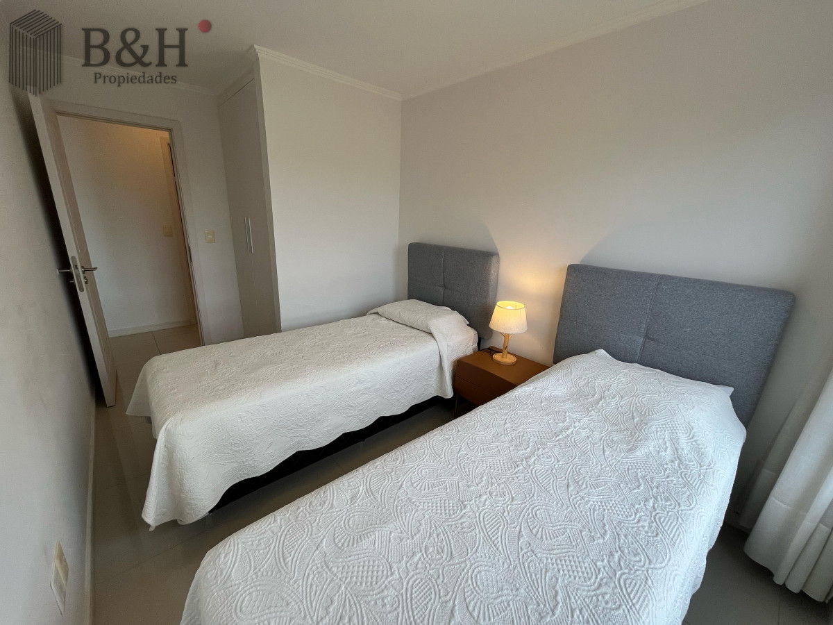 Apartamento ID.4363 - Place Layette - Alquiler anual 2 dormitorios torre de categoría.