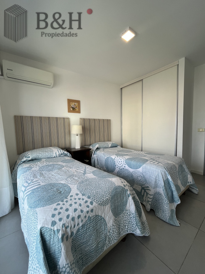 Apartamento ID.5878 - Alquiler Apartamento Torre Francia Con Parrillero, Vista Al Mar