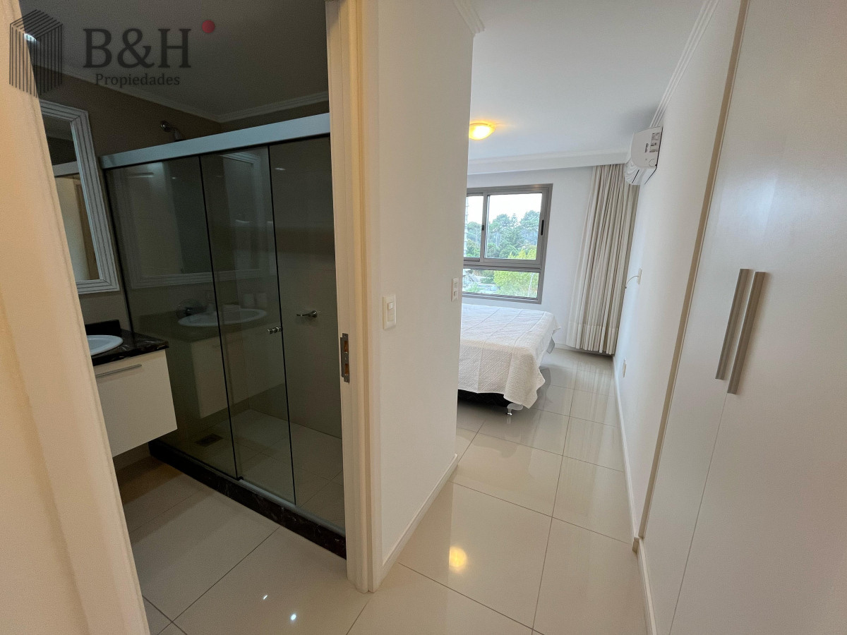 Apartamento ID.4363 - Place Layette - Alquiler anual 2 dormitorios torre de categoría.