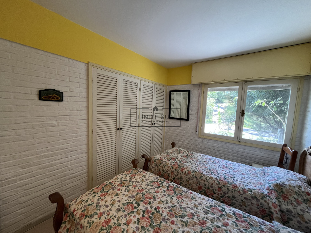 Casa ID.157 - Casa en Playa Mansa, 5 dormitorios y 4 baños.