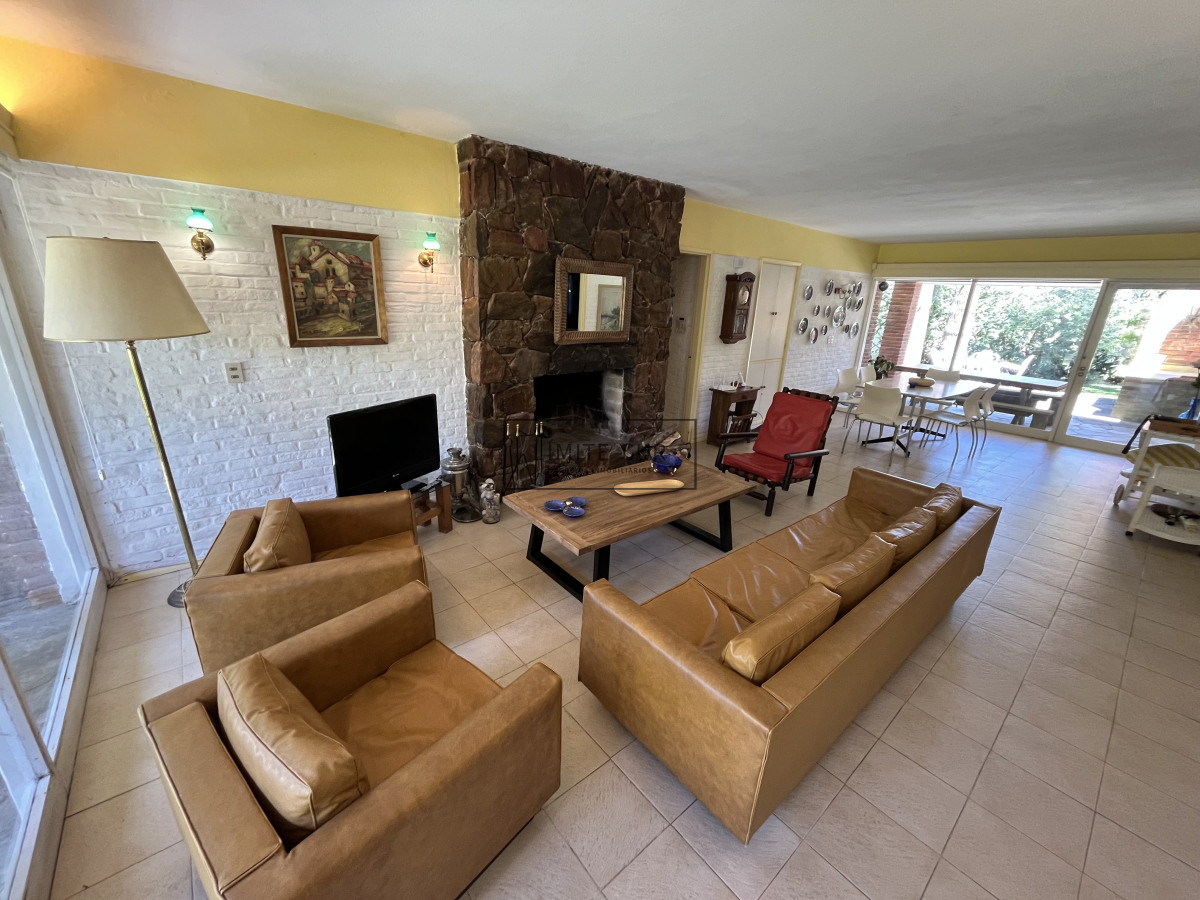 Casa ID.157 - Casa en Playa Mansa, 5 dormitorios y 4 baños.
