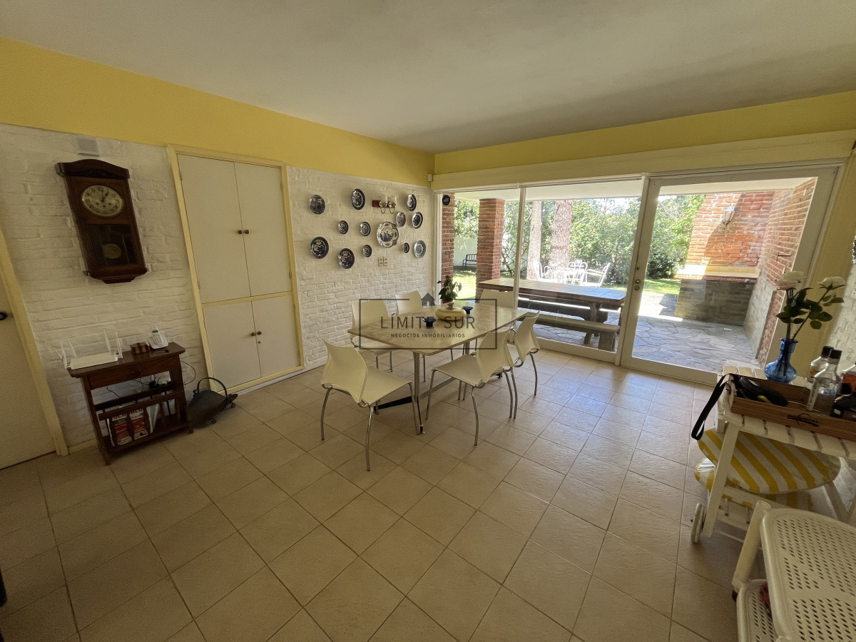 Casa ID.157 - Casa en Playa Mansa, 5 dormitorios y 4 baños.