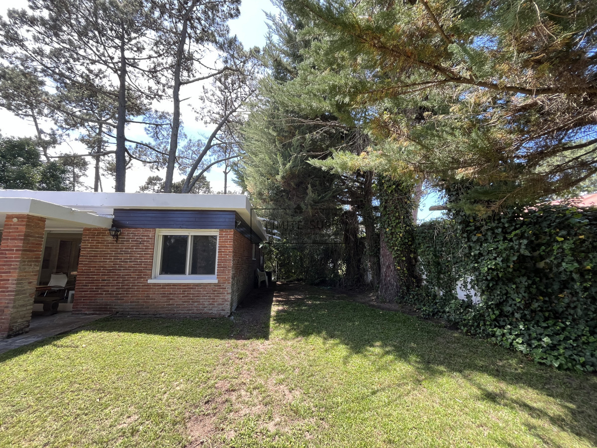 Casa ID.157 - Casa en Playa Mansa, 5 dormitorios y 4 baños.