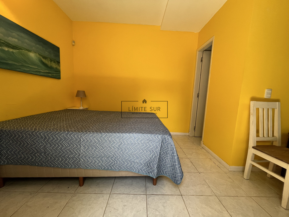 Casa ID.157 - Casa en Playa Mansa, 5 dormitorios y 4 baños.