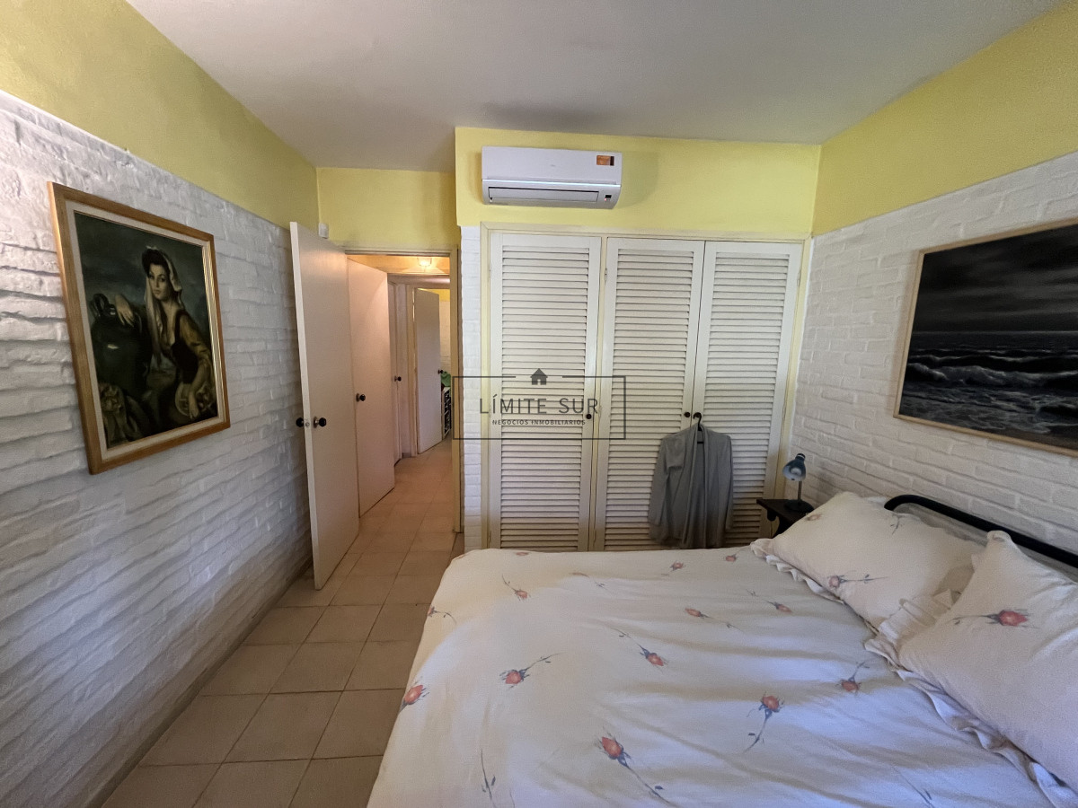 Casa ID.157 - Casa en Playa Mansa, 5 dormitorios y 4 baños.