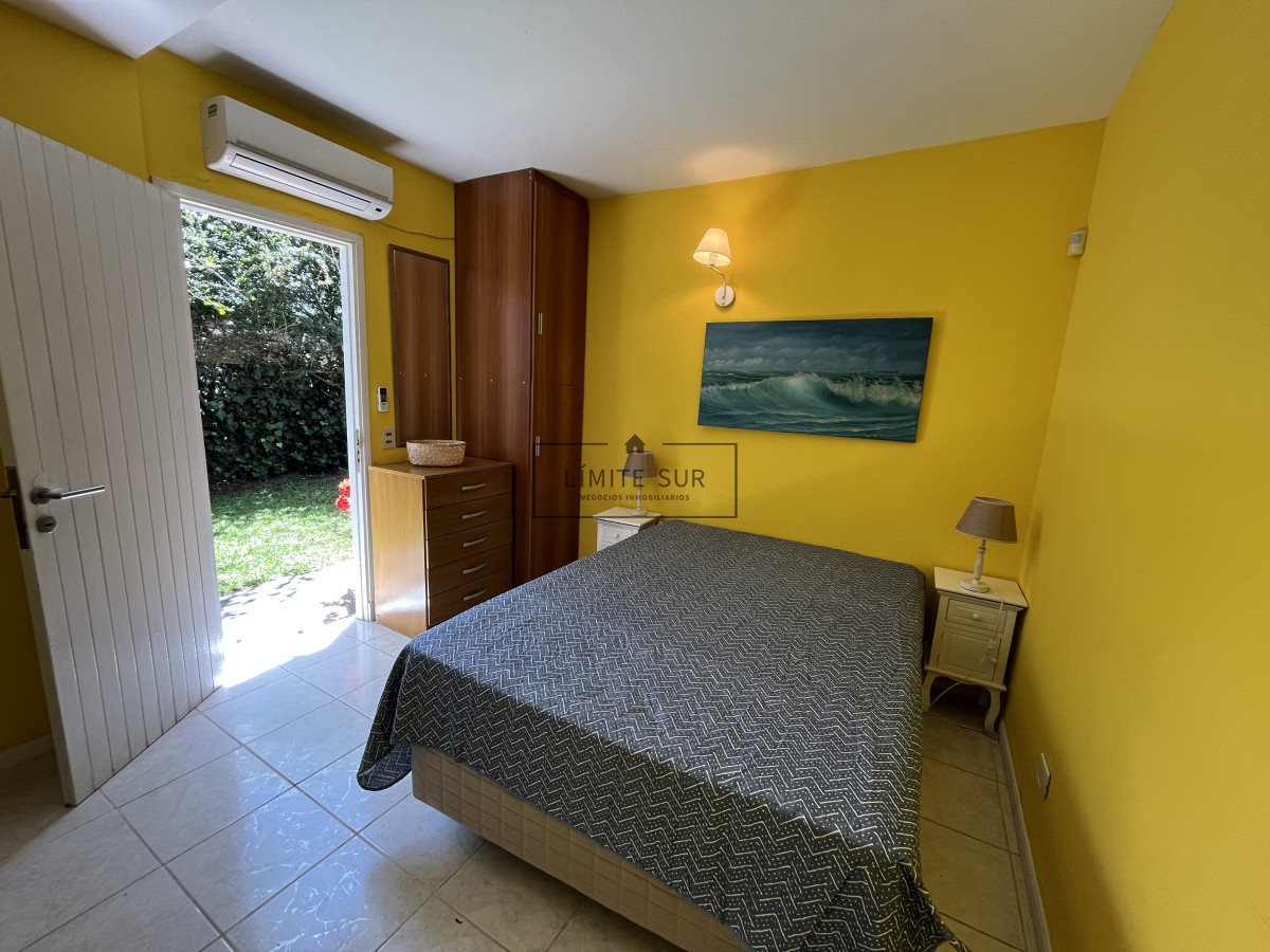 Casa ID.157 - Casa en Playa Mansa, 5 dormitorios y 4 baños.