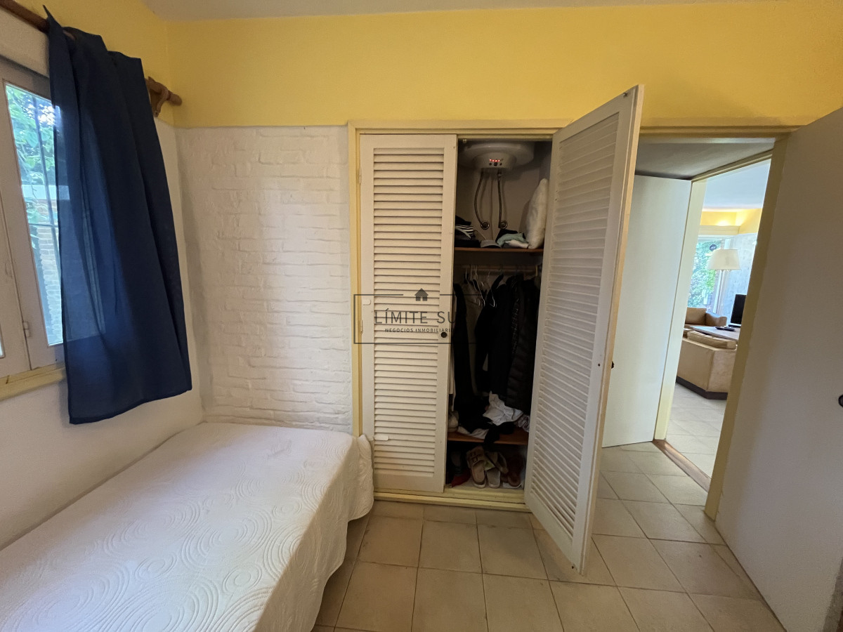 Casa ID.157 - Casa en Playa Mansa, 5 dormitorios y 4 baños.
