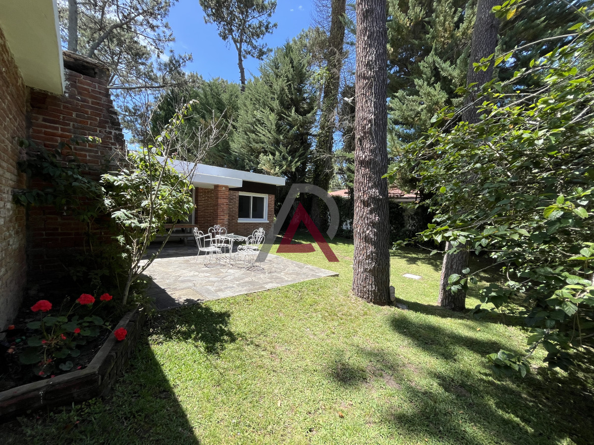 Casa ID.151 - Casa en Playa Mansa, 5 dormitorios y 4 baños.