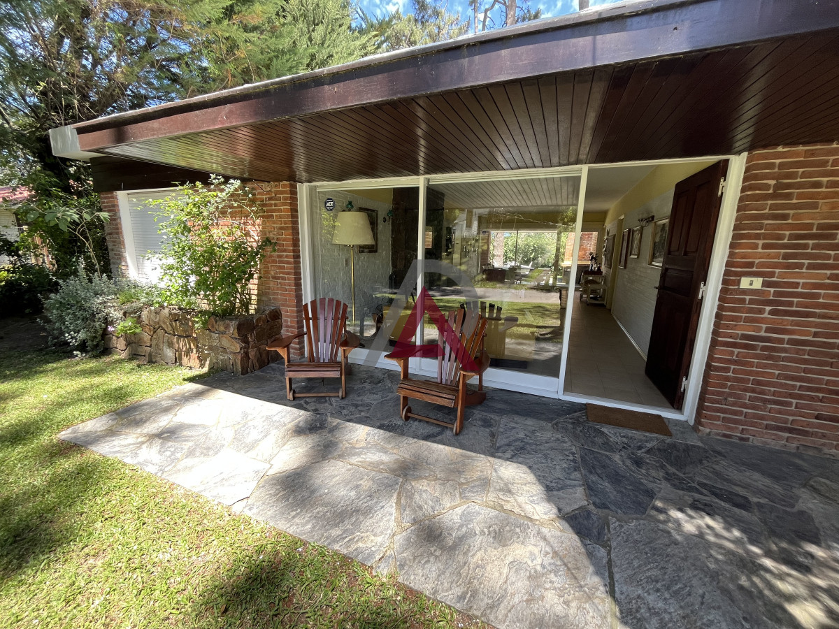 Casa ID.151 - Casa en Playa Mansa, 5 dormitorios y 4 baños.