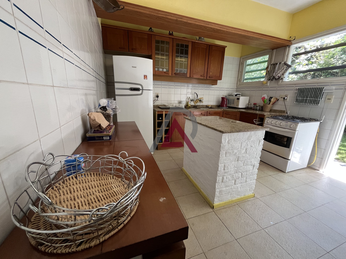 Casa ID.151 - Casa en Playa Mansa, 5 dormitorios y 4 baños.