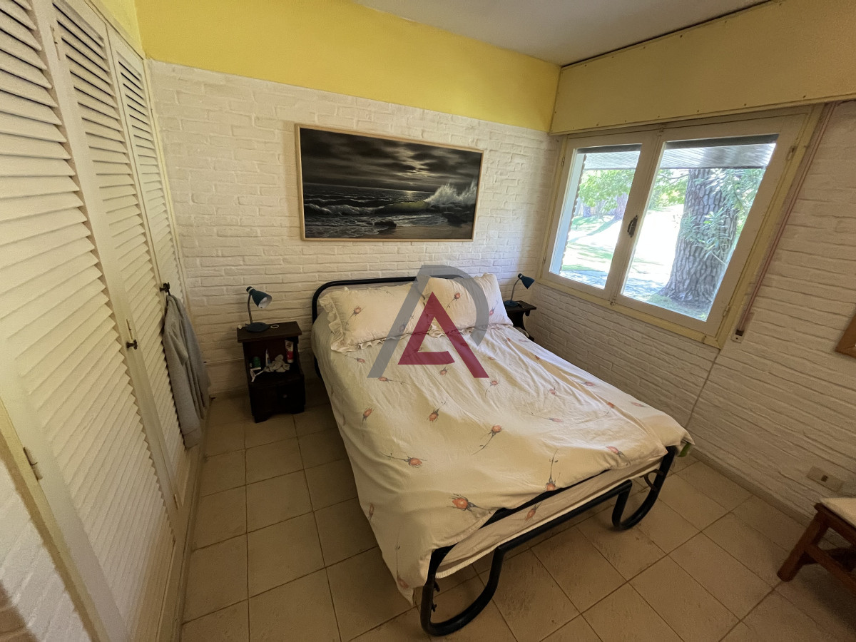 Casa ID.151 - Casa en Playa Mansa, 5 dormitorios y 4 baños.
