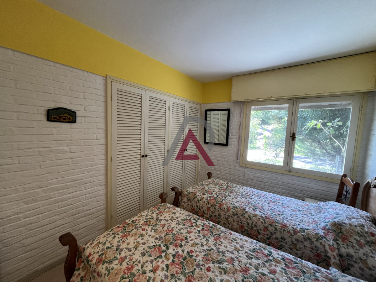 Casa ID.151 - Casa en Playa Mansa, 5 dormitorios y 4 baños.