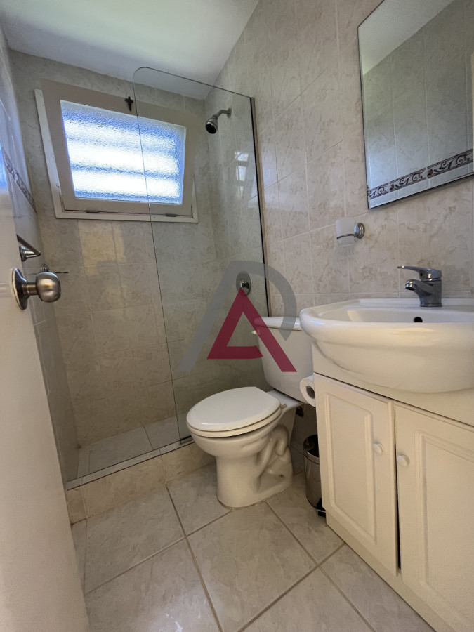 Casa ID.151 - Casa en Playa Mansa, 5 dormitorios y 4 baños.