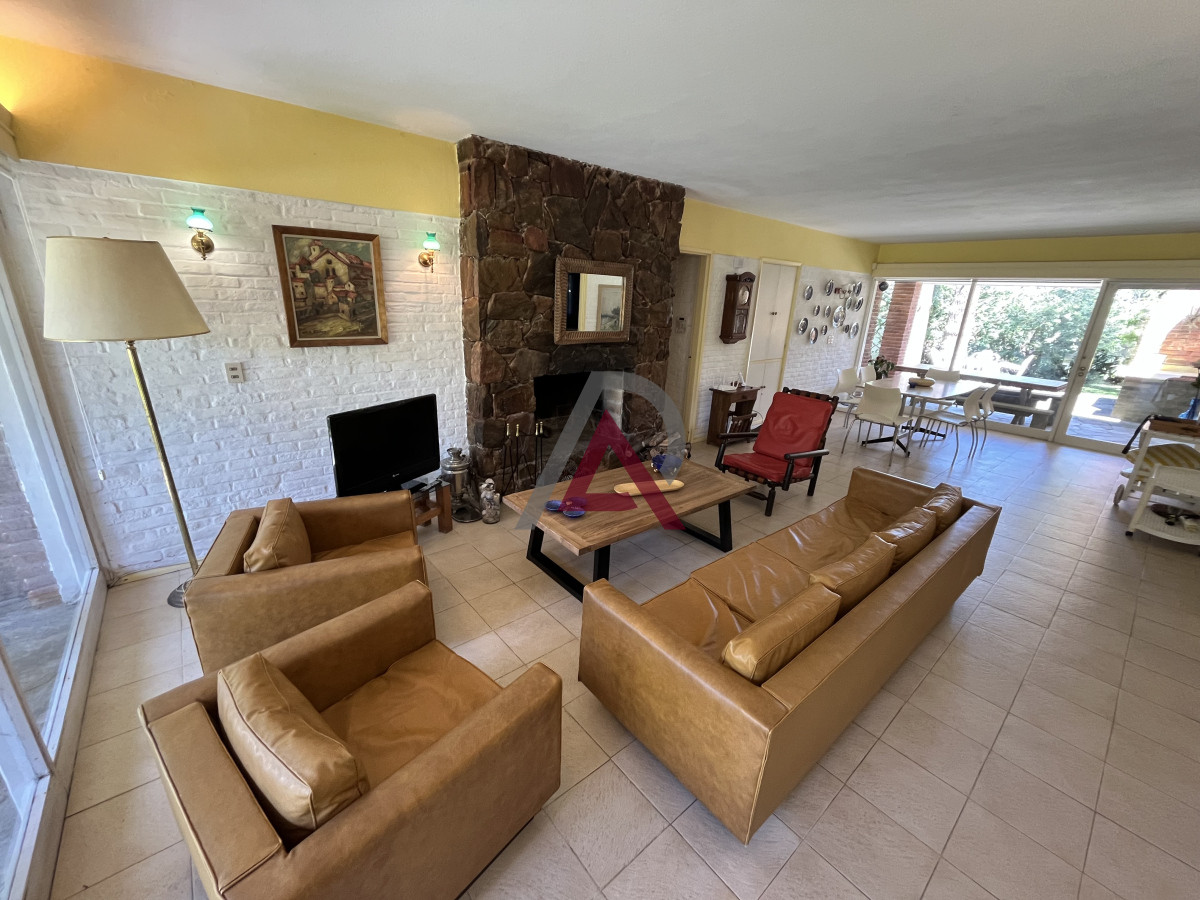 Casa ID.151 - Casa en Playa Mansa, 5 dormitorios y 4 baños.