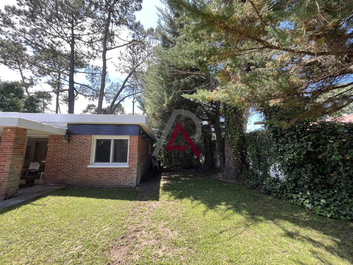 Casa ID.151 - Casa en Playa Mansa, 5 dormitorios y 4 baños.