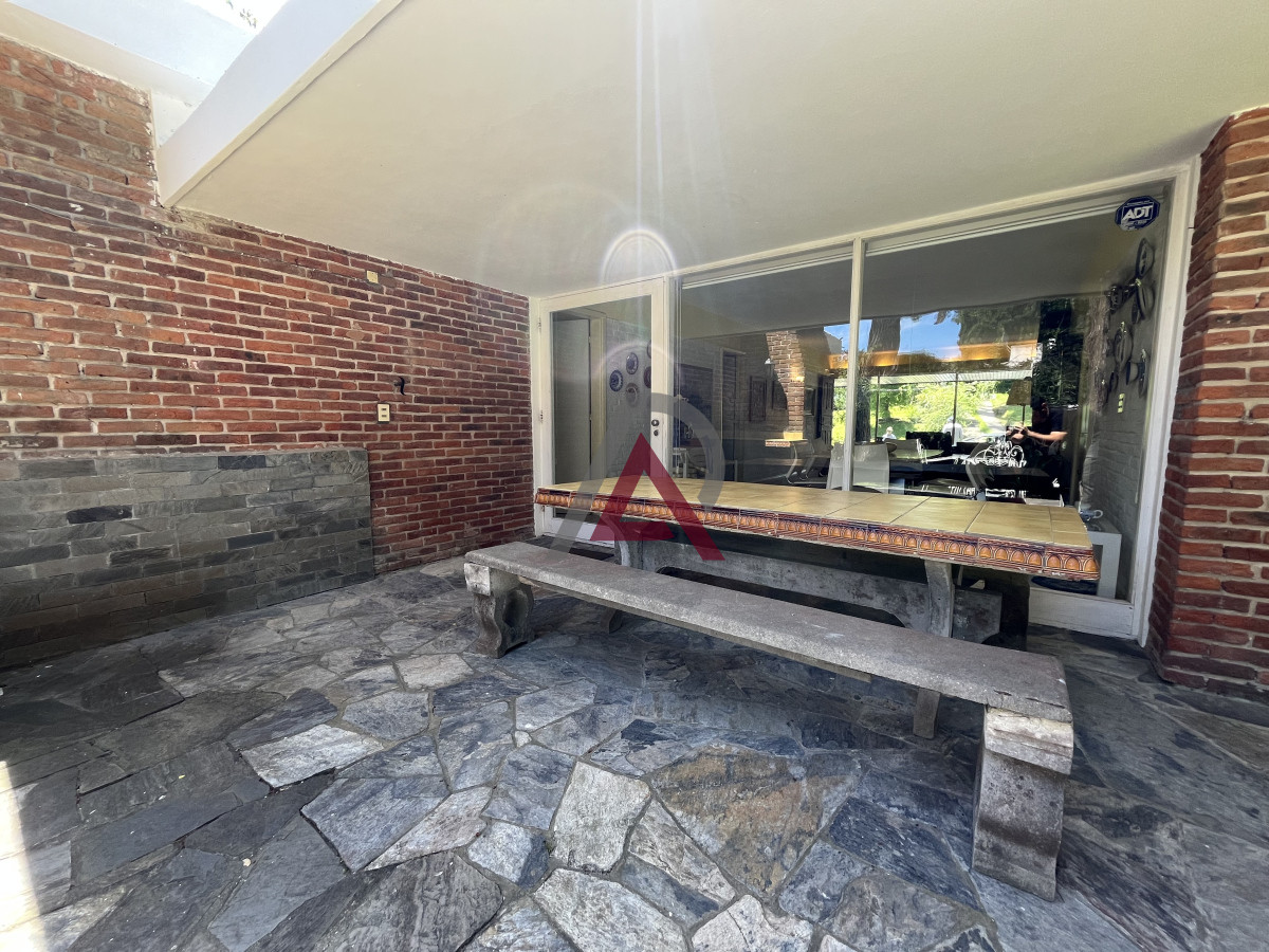 Casa ID.151 - Casa en Playa Mansa, 5 dormitorios y 4 baños.
