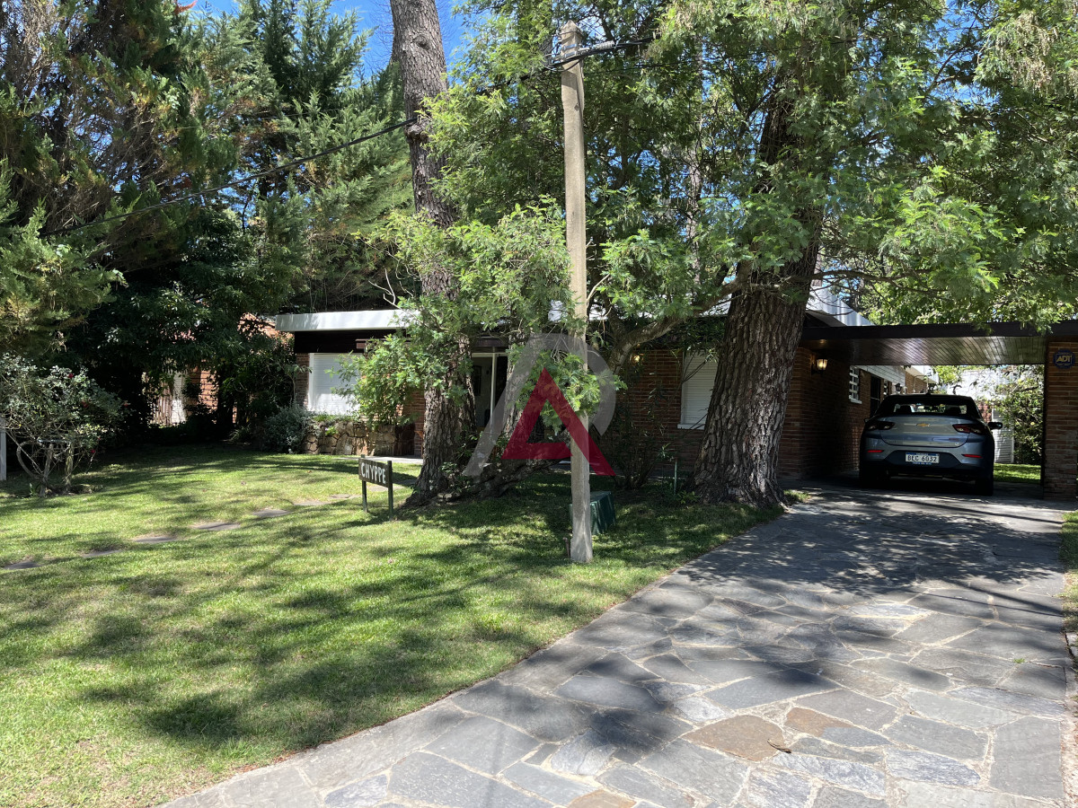 Casa ID.151 - Casa en Playa Mansa, 5 dormitorios y 4 baños.