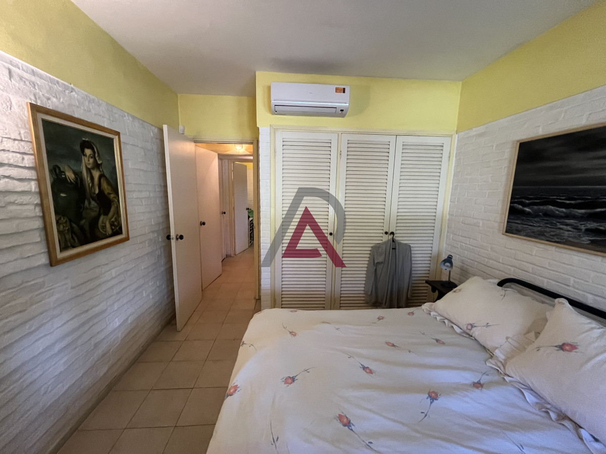 Casa ID.151 - Casa en Playa Mansa, 5 dormitorios y 4 baños.