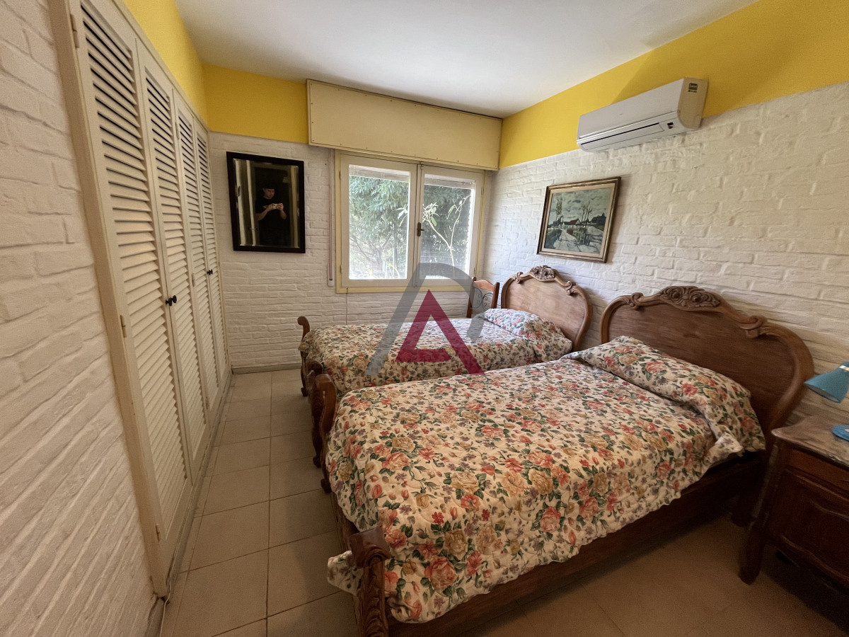 Casa ID.151 - Casa en Playa Mansa, 5 dormitorios y 4 baños.