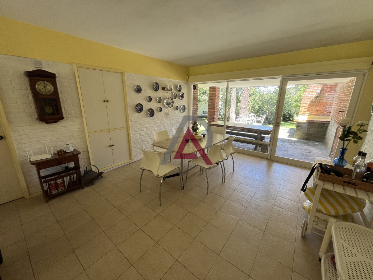 Casa ID.151 - Casa en Playa Mansa, 5 dormitorios y 4 baños.