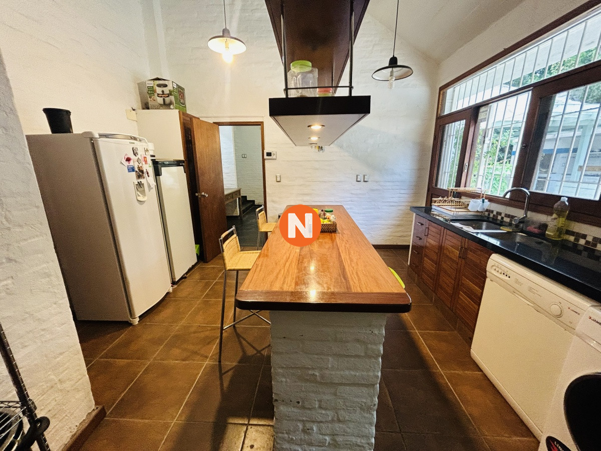 Casa Ref.224022 - Casa en alquiler de temporada con piscina climatizada, 4 dormitorios, Lugano, Punta del Este