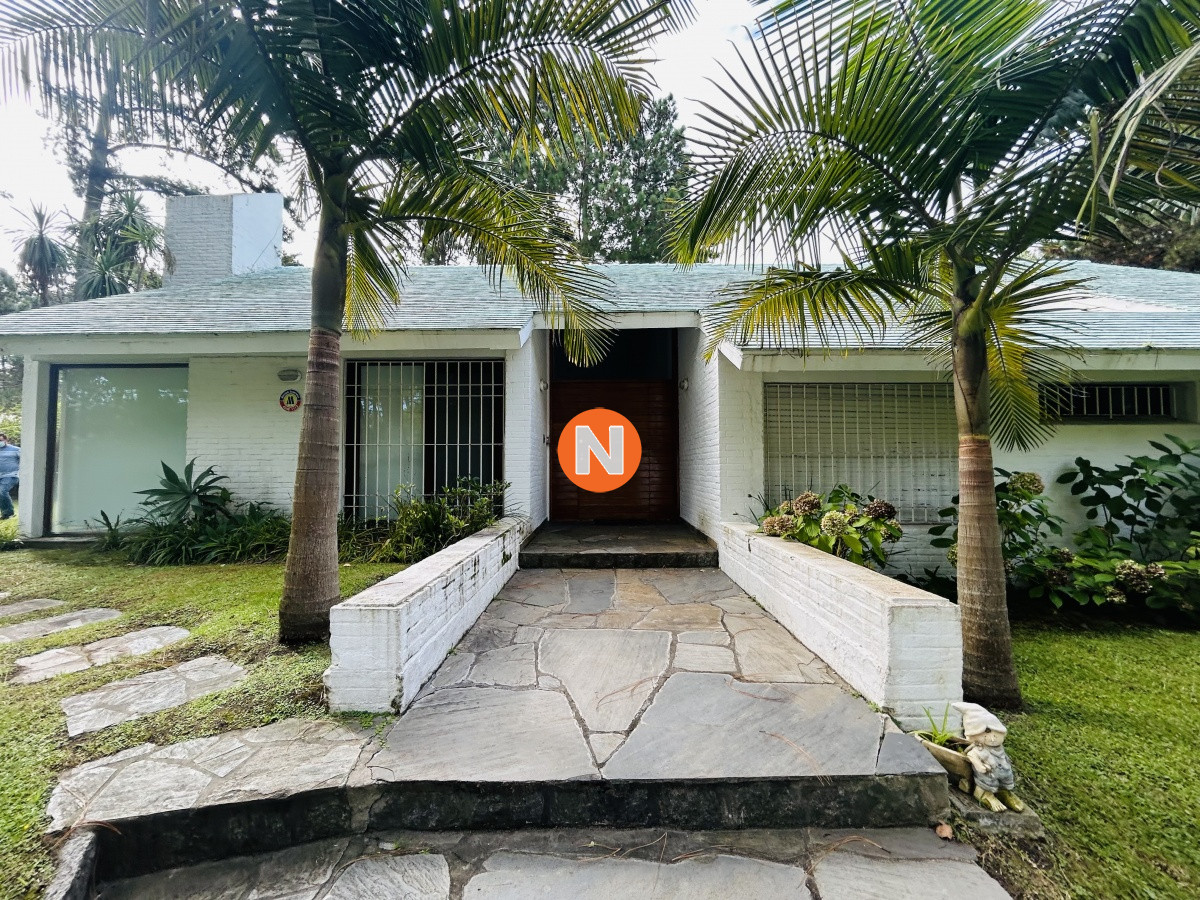 Casa Ref.224022 - Casa en alquiler de temporada con piscina climatizada, 4 dormitorios, Lugano, Punta del Este