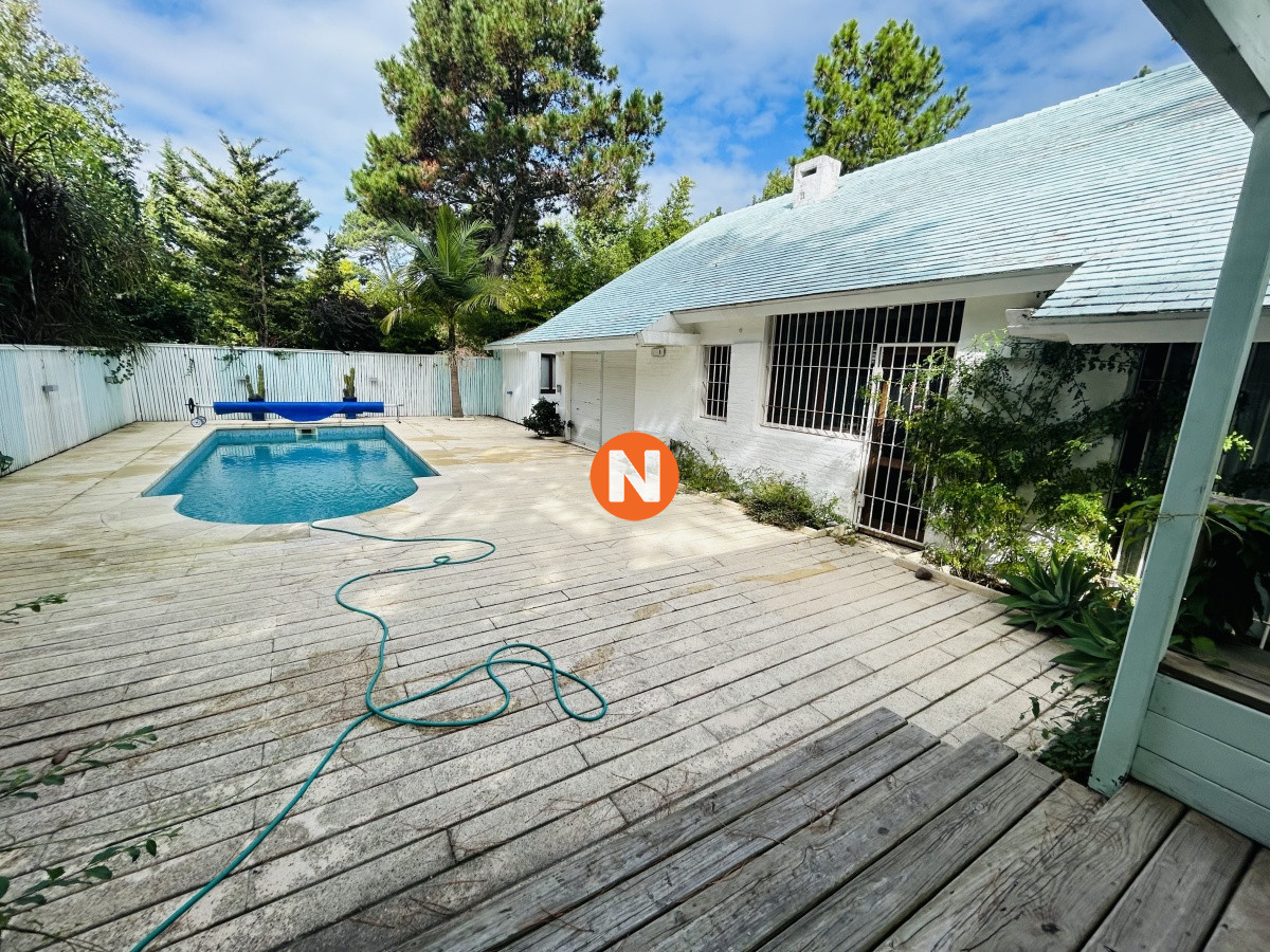 Casa Ref.224022 - Casa en alquiler de temporada con piscina climatizada, 4 dormitorios, Lugano, Punta del Este