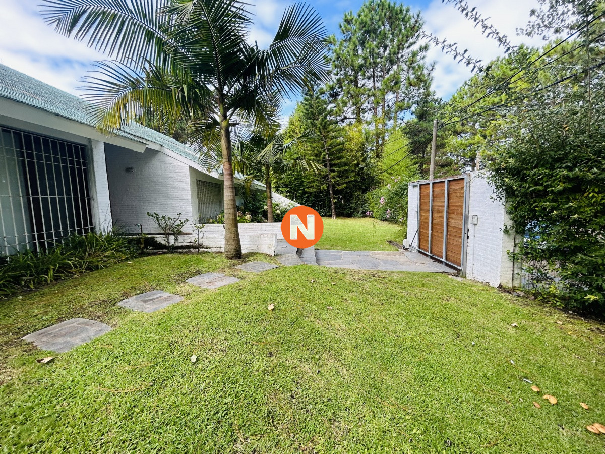 Casa Ref.224022 - Casa en alquiler de temporada con piscina climatizada, 4 dormitorios, Lugano, Punta del Este