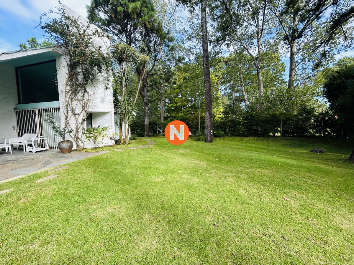 Casa Ref.224022 - Casa en alquiler de temporada con piscina climatizada, 4 dormitorios, Lugano, Punta del Este