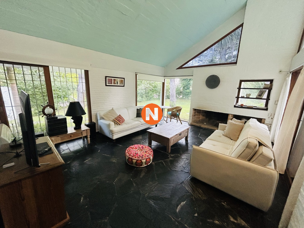 Casa Ref.224022 - Casa en alquiler de temporada con piscina climatizada, 4 dormitorios, Lugano, Punta del Este