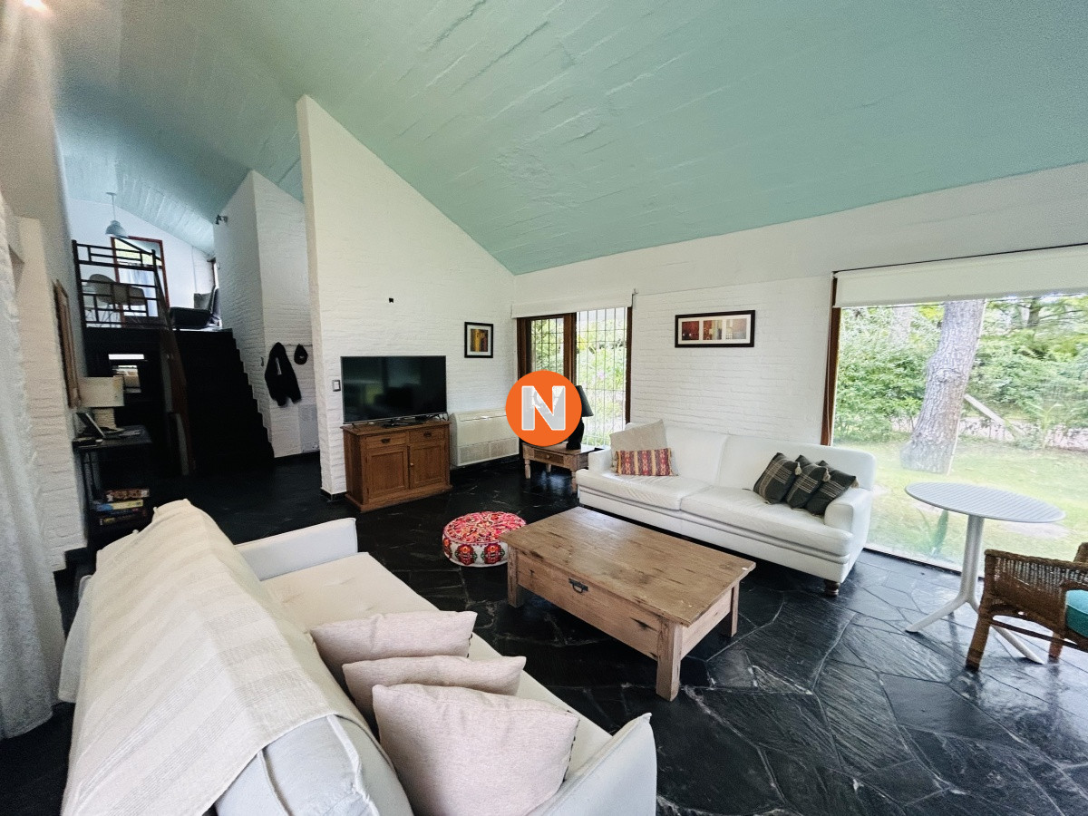 Casa Ref.224022 - Casa en alquiler de temporada con piscina climatizada, 4 dormitorios, Lugano, Punta del Este