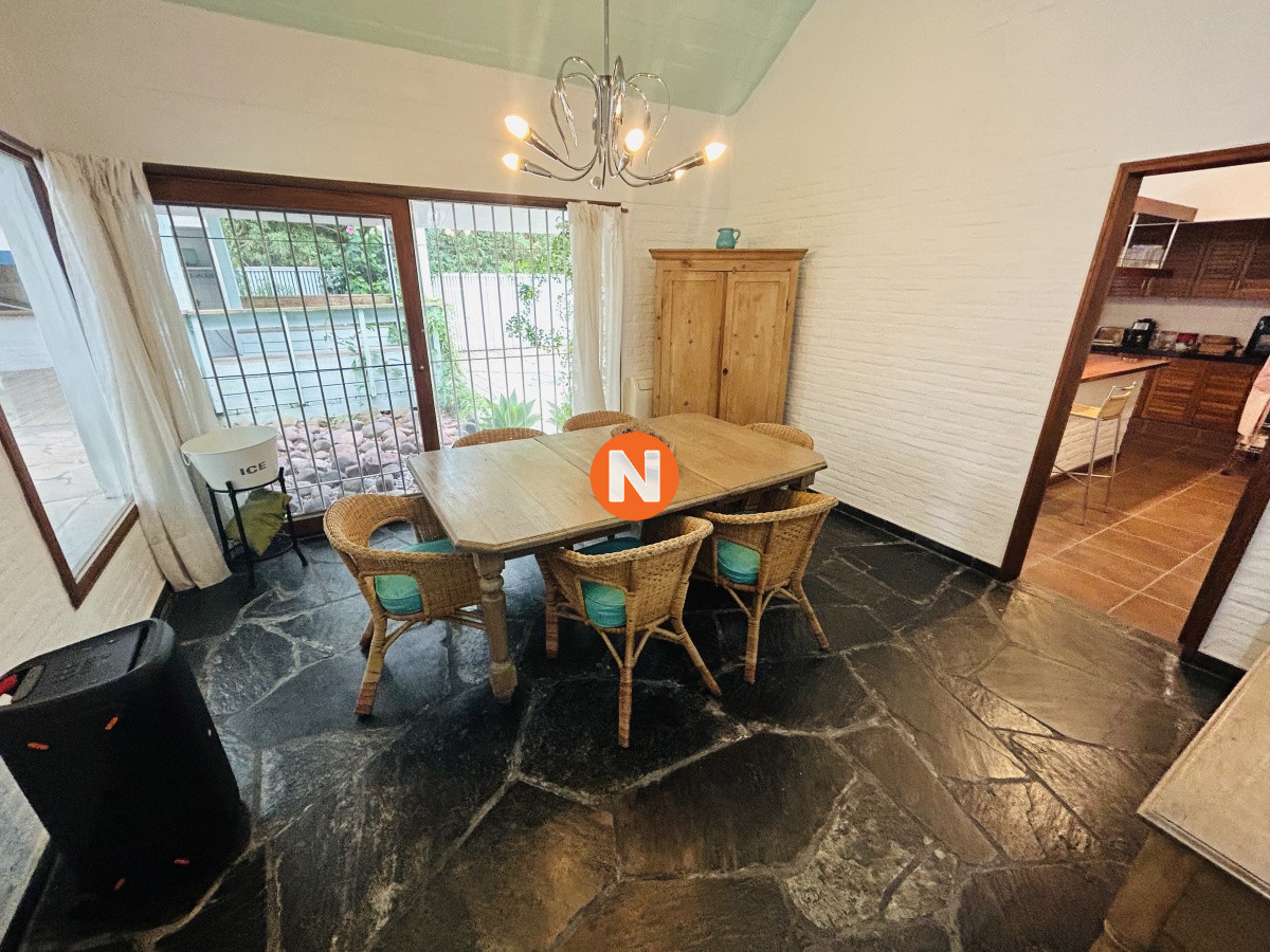 Casa Ref.224022 - Casa en alquiler de temporada con piscina climatizada, 4 dormitorios, Lugano, Punta del Este