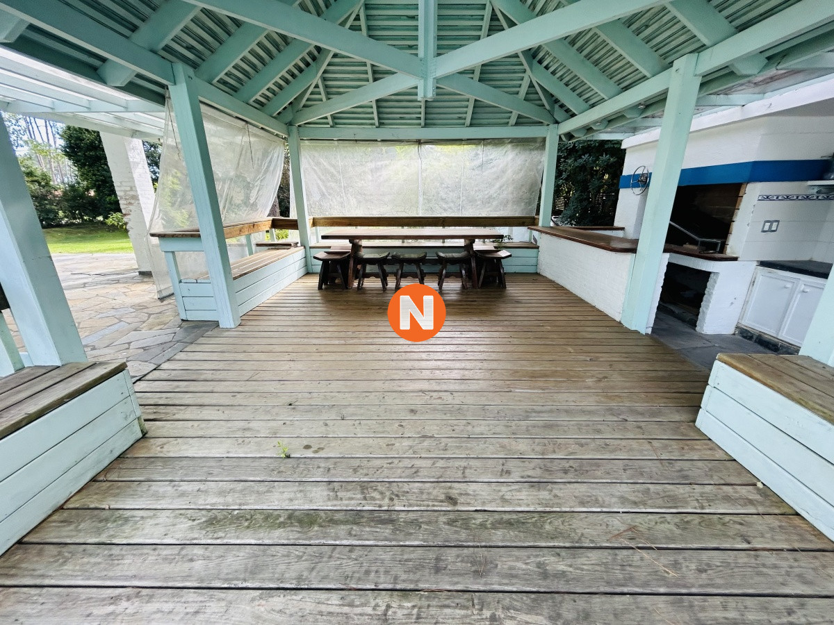 Casa Ref.224022 - Casa en alquiler de temporada con piscina climatizada, 4 dormitorios, Lugano, Punta del Este