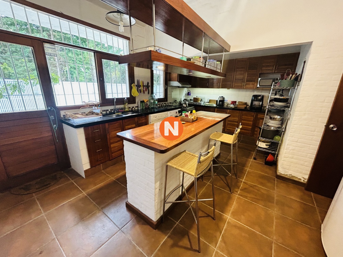 Casa Ref.224022 - Casa en alquiler de temporada con piscina climatizada, 4 dormitorios, Lugano, Punta del Este