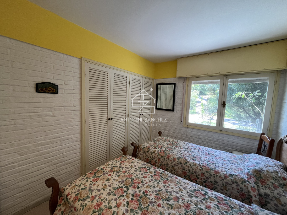 Casa ID.1524 - Casa en Playa Mansa, 5 dormitorios y 4 baños.