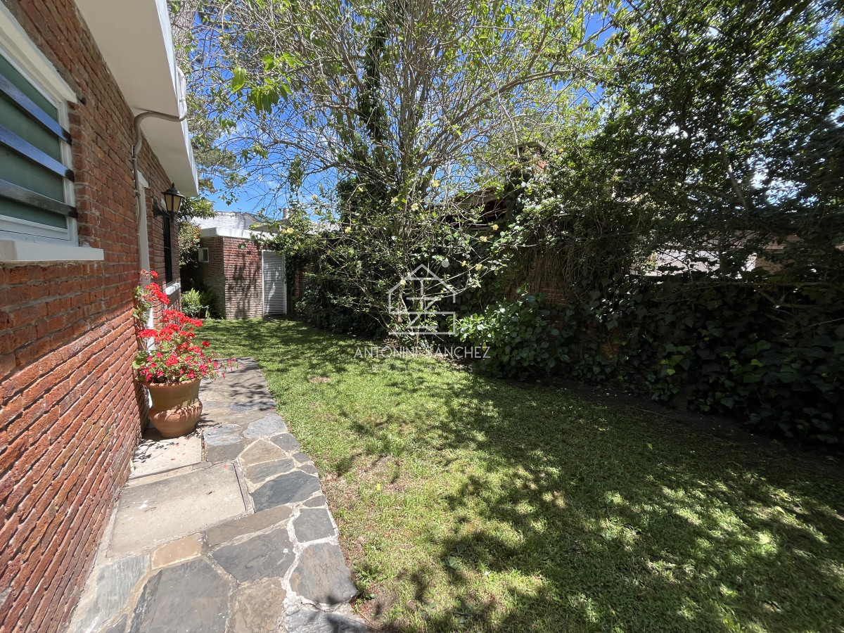 Casa ID.1524 - Casa en Playa Mansa, 5 dormitorios y 4 baños.