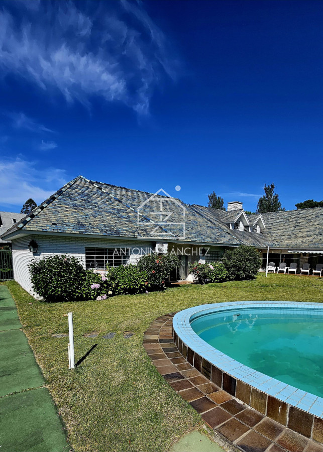 Casa ID.2499 - Casa en venta - 4 dormitorios Playa Mansa