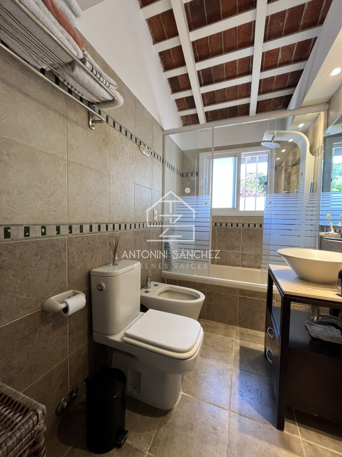 Casa ID.2970 - Casa de 4 dormitorios - Playa Mansa, Barbacoa, Piscina Climatizada.