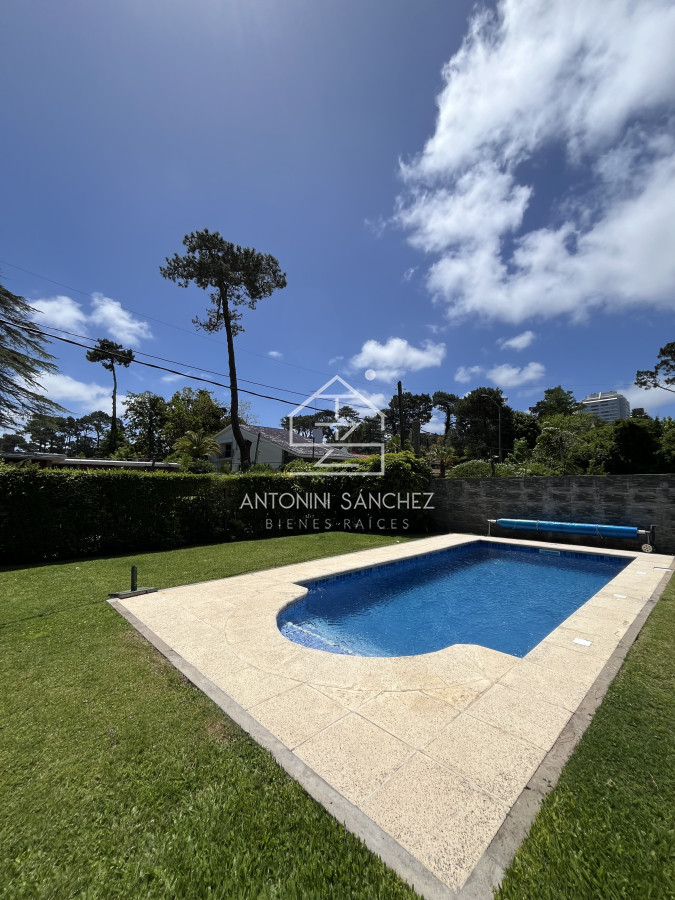 Casa ID.2970 - Casa de 4 dormitorios - Playa Mansa, Barbacoa, Piscina Climatizada.